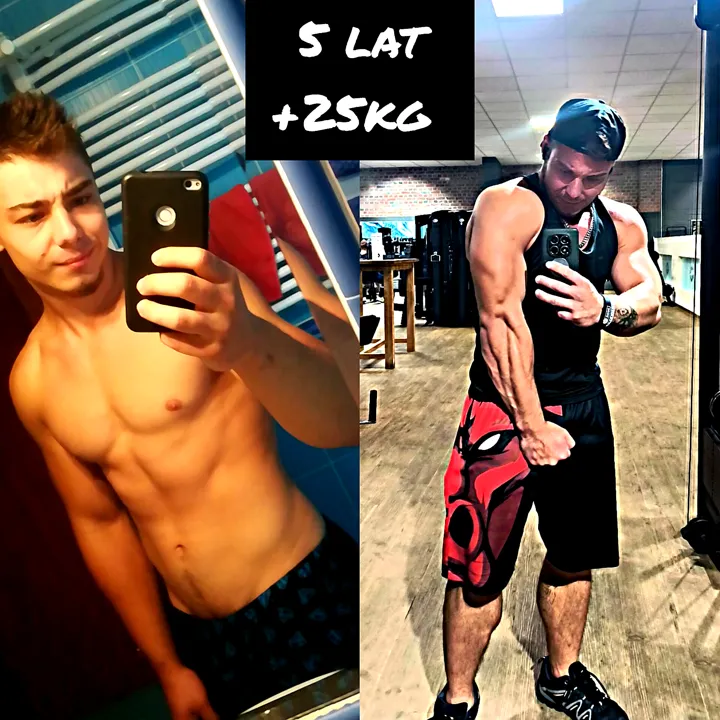 Dwa zdjęcia obok siebie z napisem 5 lat +25 kg. Po lewej szczupły chłopak bez koszulki robi selfie w łazience. Po prawej Damian w czarnej koszulce bez rękawów i czerwonych spodenkach napina ramię przed lustrem na sali.